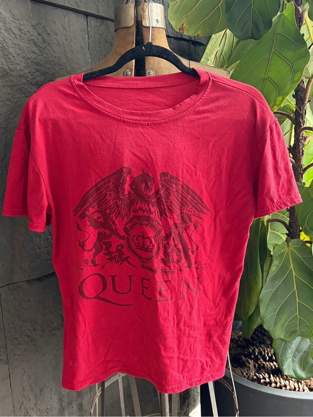 Que Red Graphic Crest Short Sleeve Tee